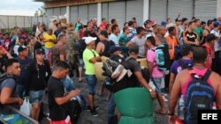 Inmigrantes cubanos en Paso Canoas, Panamá, en diciembre.