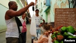 Productos agrícolas en venta en La Habana. La oferta de viandas y vegetales se verá afectada por los apagones.