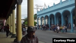 Una larga fila en la tienda Casa Azul, en Las Tunas. 