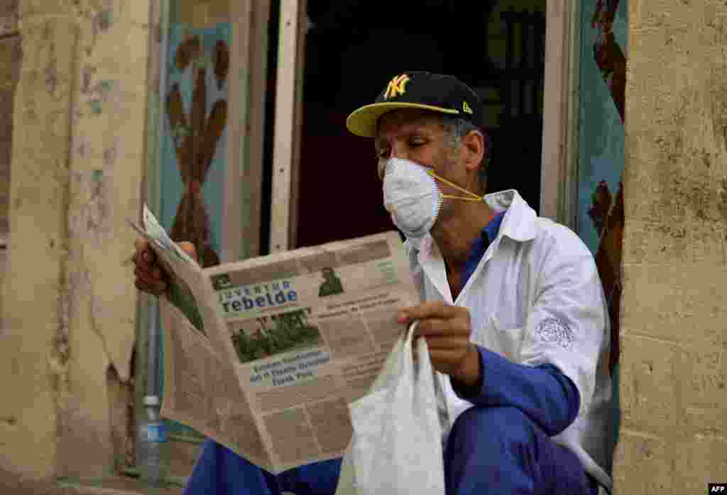 Un hombre lee un peri&#243;dico mientras usa una m&#225;scara facial