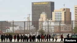 Migrantes custodiados por autoridades migratorias de EEUU en El Paso, Texas. REUTERS/Jose Luis Gonzalez