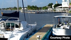 Yates anclados en la Marina Marlin Cienfuegos, cerca del Castillo de Jagua.