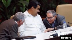 De izq. a der. Miguel Díaz-Canel, Nicolás Maduro y Raúl Castro. REUTERS/Stringer