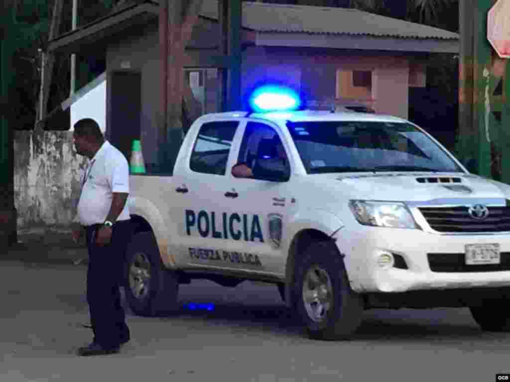 Cubanos varados en la frontera de Costa Rica con Nicaragua esperan una solución para continuar camino a EEUU.