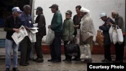 Con más de un 35 % de la población sobre 60 años aumentarán las colas de los ancianos revendedores de periódicos