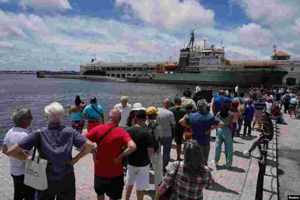 La gente hizo colas para visitar la fragata rusa Almirante Gorshkov, atracada en la bahía de La Habana, Cuba, el 13 de junio de 2024. REUTERS/Alexandre Meneghini