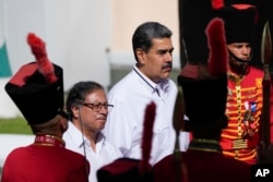 Gustavo Petro es recibido por Nicol[as Maduro en Miraflores, en noviembre de 2023. (AP/Ariana Cubillos, Archivo)