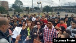 Médicos cubanos en una protesta en Colombia. Foto Archivo.