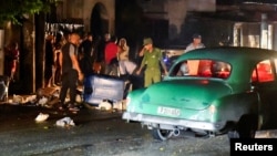 La policía inspecciona la escena del bloqueo de una calle en La Habana, durante una protesta contra los apagones, el 19 de octubre de 2024. (Reuters/Norlys Pérez)