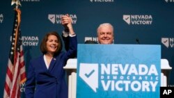 La senadora demócrata de Nevada, Catherine Cortez Masto, festeja con el gobernador Steve Sisola, durante una fiesta organizada por el Partido Demócrata en Las Vegas, el martes 8 de noviembre de 2022.(AP Foto/Gregory Bull).