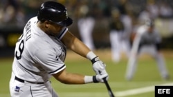 El bateador de los Medias Blancas de Chicago José Abreu golpea la bola. 