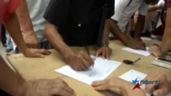 Venezolanos hacen cola para firmar revocatorio a Maduro