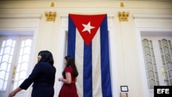 La última bandera que ondeó en la embajada cubana en Estados Unidos el 3 de enero de 1961 decora la nueva embajada de cubana de Washington.