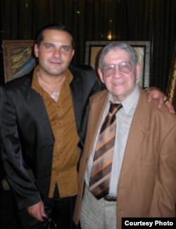 El novelista William Navarrete (izq.) junto al dramaturgo José Triana.