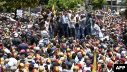 El Presidente Interino de Venezuela, Juan Guaidó, junto a Lilian Tintori, esposa del líder Leopoldo López.