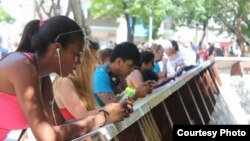 Usuarios de Wi-Fi en un céntrico parque habanero (M.Díaz Mons)