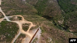 Un auto patrullero vigila la frontera sur de Estados Unidos en El Nido de las Águilas, Tijuana, estado de Baja California. (Archivo, marzo de 2019).