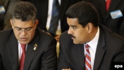 El presidente venezolano Nicolás Maduro junto a uno de los sancionados, el jefe de la Comisión Presidencial para la Constituyente y exvicepresidente de Venezuela, Elías Jaua.