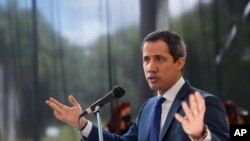 Juan Guaidó habla a la prensa en Caracas tras las elecciones regionales de noviembre de 2021. (AP/Ariana Cubillos).