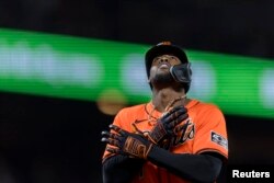 Abr 19, 2024; San Francisco, California, USA; El bateador designado de los Gigantes de San Francisco Jorge Soler (2) después de batear un jonrón solitario contra los Diamondbacks de Arizona durante la cuarta entrada en Oracle Park. (John Hefti-USA TODAY Sports)