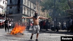 Uno de los manifestantes en las protestas contra el modelo económico estatal, en Valparaiso, Chile (Foto: Archivo).