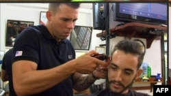 Hombre en una barbería