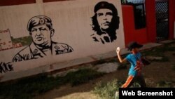 Un niño venezolano juega béisbol.