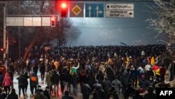 Protestas en la ciudad de Almaty, Kazajistán, por la subida de los precios del combustible. 