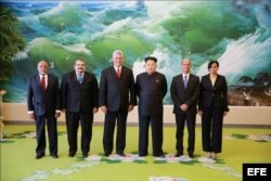 El mandatario cubano Miguel Díaz-Canel Bermúdez (3i), en Corea del Norte y el líder norcoreano Kim Jong Un.