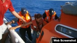 Los 12 cubanos quedaron a la deriva en aguas mexicanas hasta que fueron rescatados por el buque Northern Explorer. (Foto: Semar)