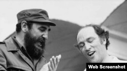 Pierre Elliott Trudeau sonríe junto a Fidel Castro durante su visita a La Habana, en 1976.