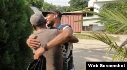 Yuriorkis Gamboa (gorra) y Jorge Hernández se funden en un abrazo.