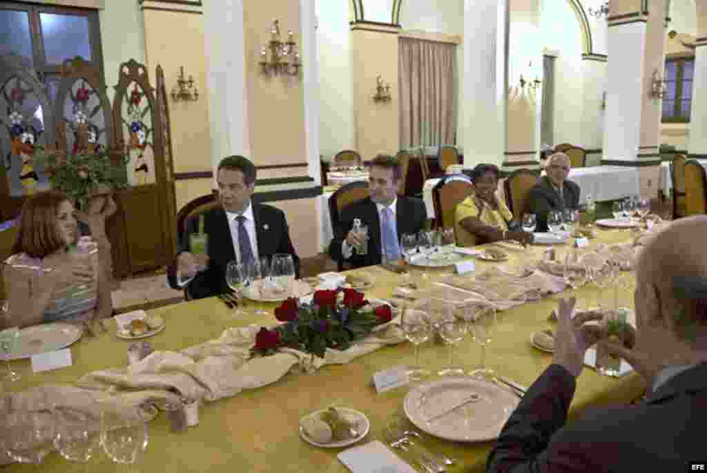 Andrew Cuomo brinda con un mojito