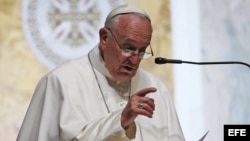 El papa Francisco asiste al rezo de mediodía en la Catedral de San Mateo en Washington, el 23 de septiembre del 2015.