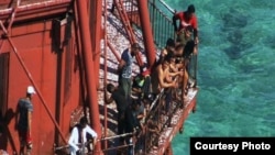 Los balseros cubanos se subieron al faro American Shoal, frente a Sugarloaf Key, en los Cayos de la Florida, para evitar ser detenidos por la Guardia Costera.