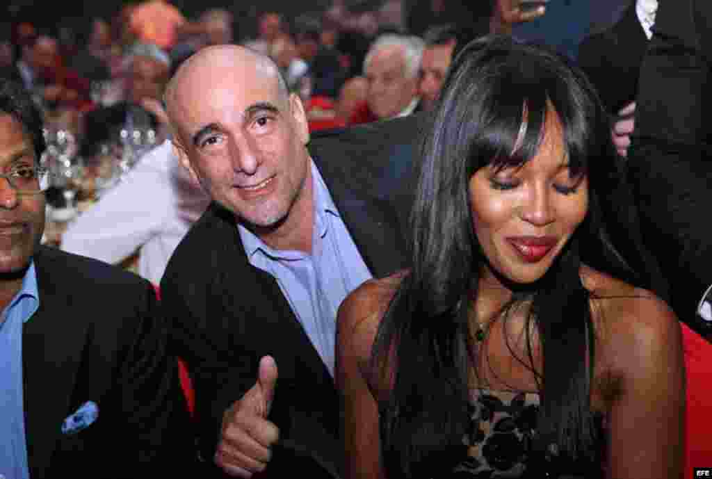 El hijo del líder cubano Fidel Castro, Alejandro Castro (c), posa con la modelo británica Naomi Campbell (d) durante la cena de gala que cerró el XVII Festival Internacional del Habano.