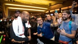 El peleador cubano de la UFC Yoel Romero saluda a los fanáticos durante un entrenamiento a puertas abiertas en Las Vegas, Nevada, el miércoles 4 de marzo del 2020.