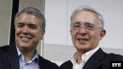 El candidato a la presidencia de Colombia por el Centro Democrático Iván Duque (i) posa durante la oficialización de su candidatura con el expresidente y ahora senador de Colombia Alvaro Uribe Vélez (d) 