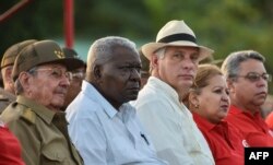 Raúl Castro, el presidente del Parlamento Esteban Lazo y el vicepresidente Miguel Diaz-Canel (C).