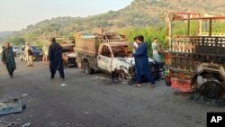 Varios vehículos fueron quemados por hombres armados tras matar a sus pasajeros, en una carretera de Musakhail, provincia de Baluchistán, en el suroeste de Pakistán. (AP Foto/Rahmat Khan)