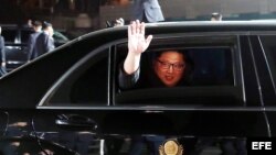 Kim Jong-un saluda a la salida de la reunión con el presidente surcoreano, Moon Jae-In.