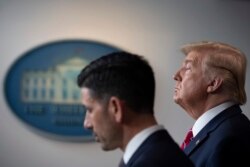 El Presidente Donald Trump escucha el viernes en la Casa Blanca la explicación del secretario interino de Seguridad Nacional Chad Wolf (Foto: Jim Watson/AFP).