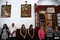 Decenas de personas asisten a una misa celebrada en la Catedral de Holguín.