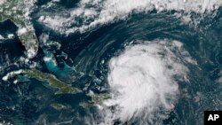 El huracán Ernesto al noroeste de San Juan, Puerto Rico. (NOAA vía AP)