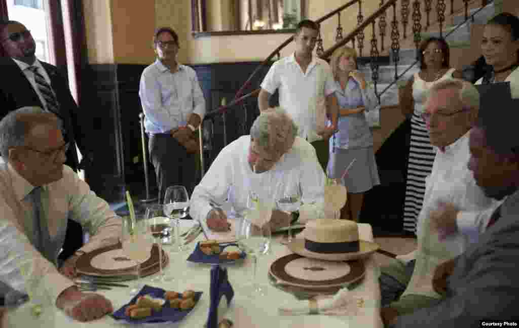 La delegación estadounidense hizo un alto en el café de Oriente para tomar un refrigerio.