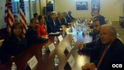 El secretario de Estado, John Kerry, se reúne con cubanoamericanos en Miami.