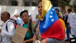 Una maestra en Caracas exige mejor salario y mayores beneficios, el 30 de enero de 2023. (AP Photo/Ariana Cubillos).