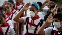 Alumnos con máscaras, en La Habana. (AP Photo/Ramon Espinosa).