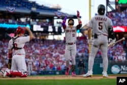 Lourdes Gurriel Jr., de los Diamondbacks de Arizona, celebra después de un jonrón ante el abridor de los Filis de Filadelfia, Aaron Nola, el lunes 23 de octubre de 2023. (Foto AP/Brynn Anderson)