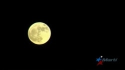 La superluna se roba las miradas de los aficionados a espectáculos celestes